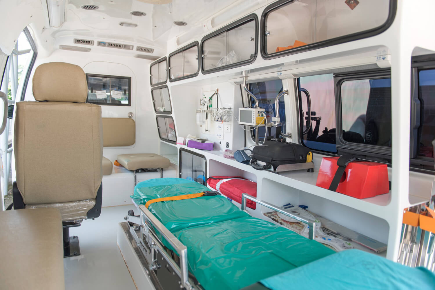 Refer Car Of Hospital Inside Of Emergency Car La Ambulancia Está Equipada Con Diversos Elementos
